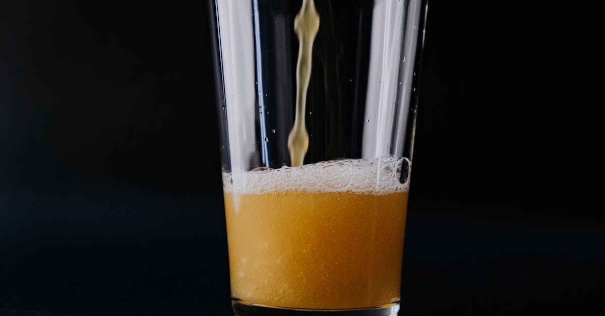découvrez comment verser une bière sans troubler les sédiments pour apprécier pleinement son goût et sa clarté.