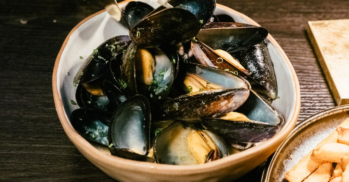 découvrez comment préparer de délicieuses moules à la bière, une recette savoureuse et facile qui ravira les amateurs de fruits de mer et de bières artisanales.