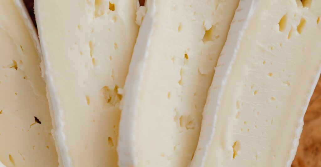 découvrez le fromage à croûte lavée, un fromage au goût prononcé et à la texture onctueuse, idéal pour les amateurs de saveurs affinées.