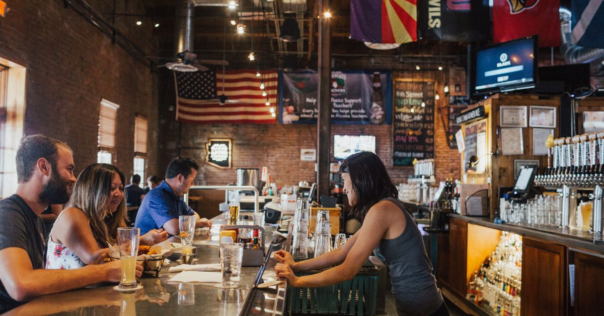 découvrez la parfaite alliance entre bière et sports : savourez vos matchs préférés avec une bière fraîche et profitez d'une ambiance conviviale et festive.